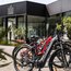 Mehrere E-Bikes vor einem modernen Gebäude mit Schenna Resort Schriftzug